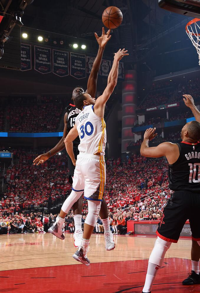 半岛体育app登录 -西亚卡姆险胜关键时刻神级表现，爆发新星关键表现点燃全场！